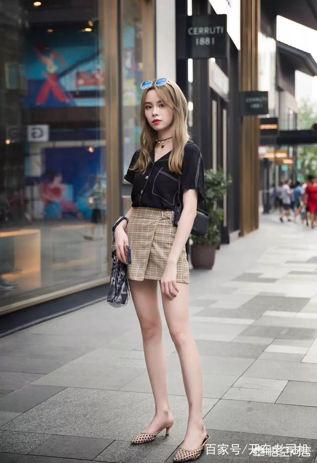 卡其色襯衫如何搭配裙子和褲子
