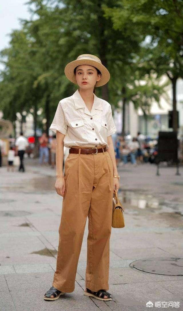 卡其色襯衫如何搭配裙子和褲子