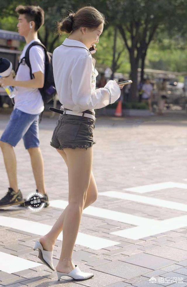 卡其色襯衫如何搭配裙子和褲子